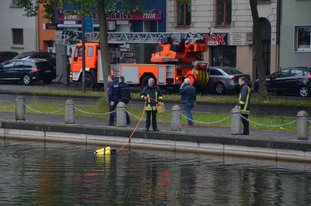 Einsatz BF Taucher Person im Wasser Koeln Mediapark P71.JPG - Miklos Laubert